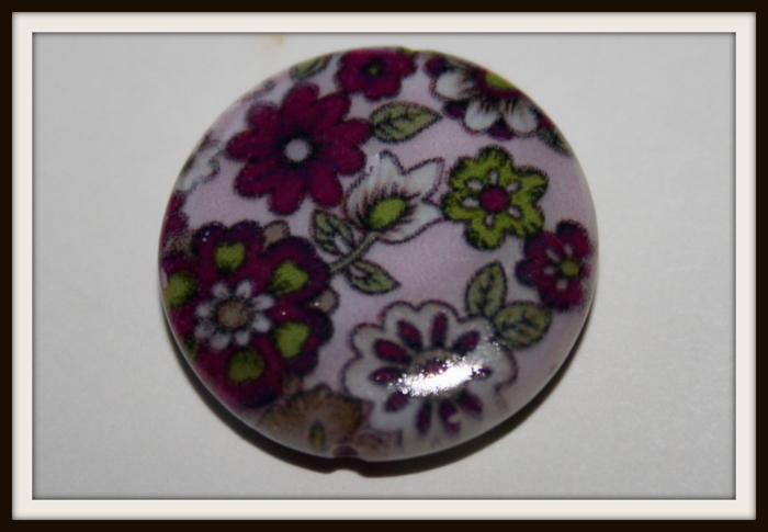 Perle en nacre plate fleurs vert/violet