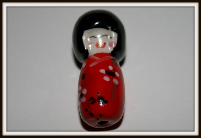Perle céramique "poupée rouge"