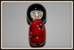 Perle céramique "poupée rouge"