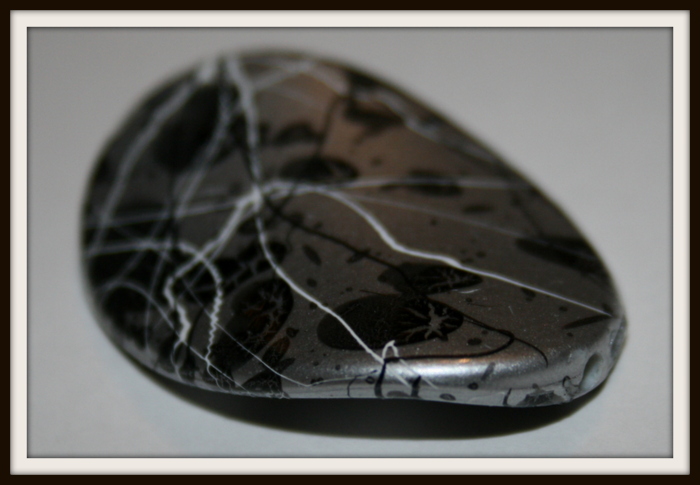 Perle ovale en vague argent/noir projection blanc